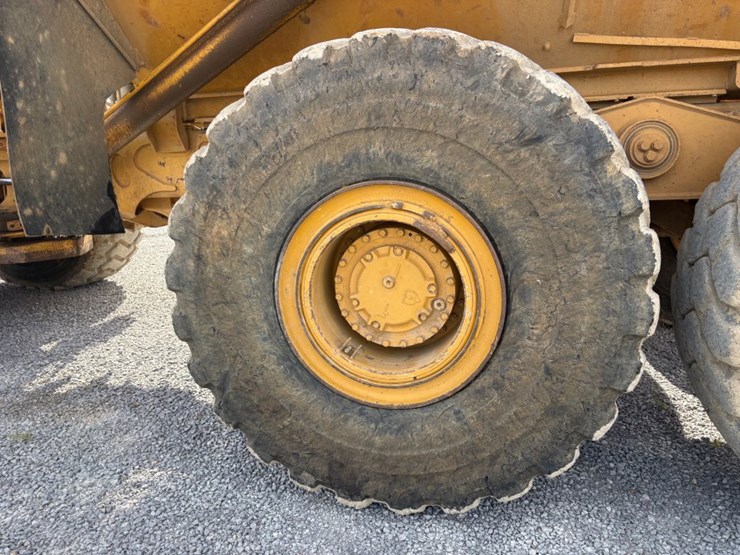 2011-caterpillar-740-image-8