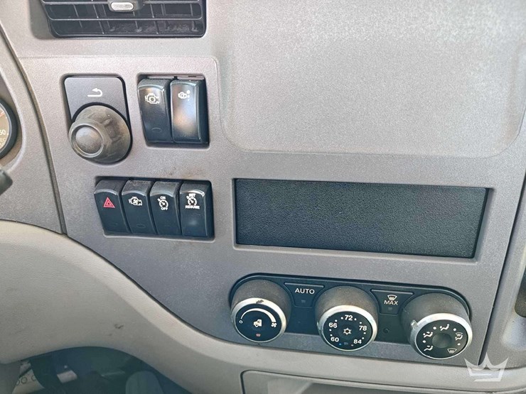 2015-peterbilt-567-image-28