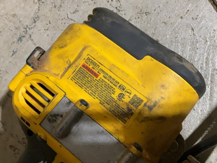 #100-•-dewalt-grease-gun-image-5