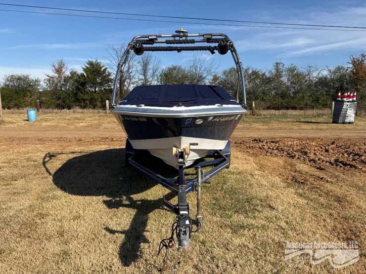 four-winns-ski-boat-image-2