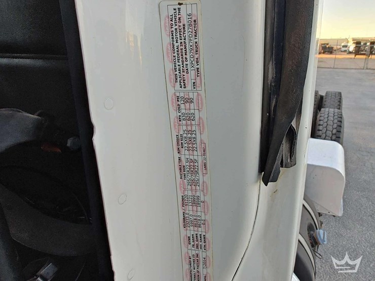 2015-peterbilt-567-image-38