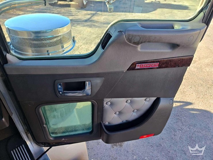 2011-kenworth-t800-image-11