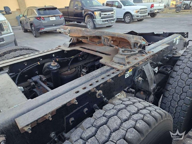 2015-peterbilt-567-image-24