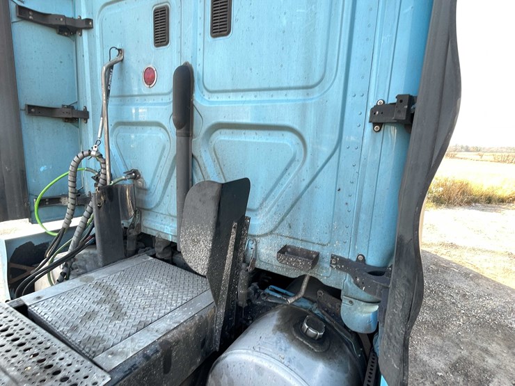 #206-•-2012-freightliner-cascadia-semi-tractor-(title-in-delay)-(denmark,-wi)-image-38
