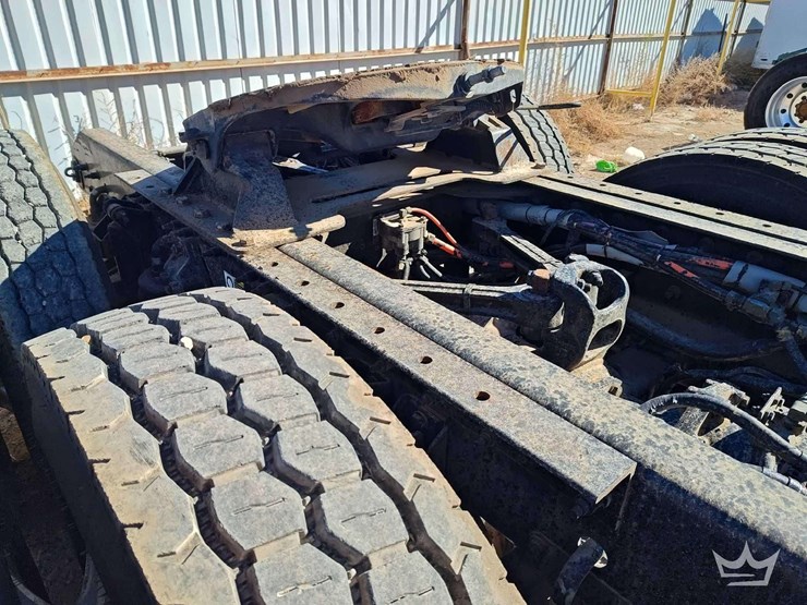 2015-peterbilt-567-image-24