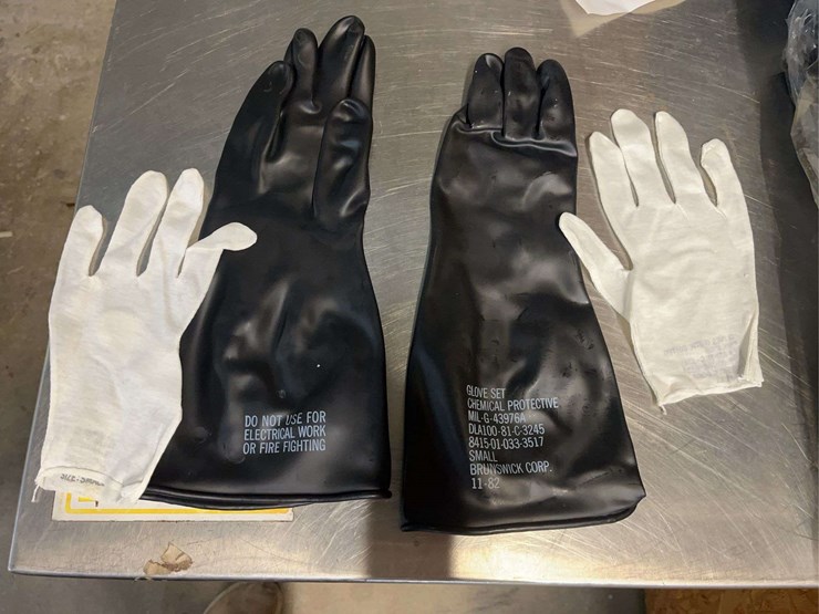 4-1/2-dozen-large-chemical-protective-gloves-image-2