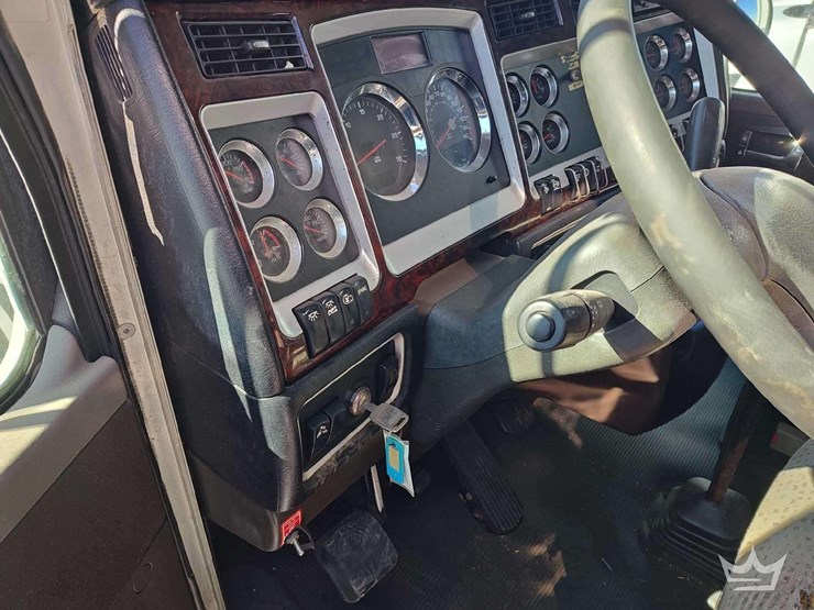 2012-kenworth-t800-image-35