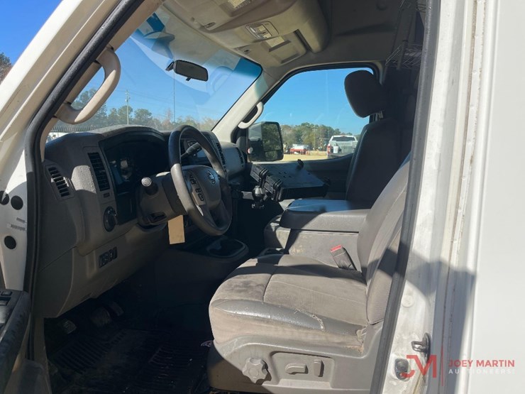 2013-nissan-nv3500hd-image-19