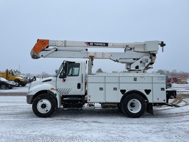 #236-•-2015-international-bucket-truck-(has-wi-title)(mosinee,-wi)-image-2