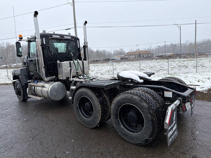 2024-mack-pi64t-pinnacle-truck-tractor-vn:1m1pn4gy4rm014914-image-5