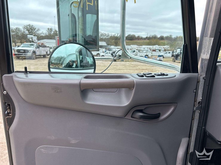 2013-peterbilt-348-image-11
