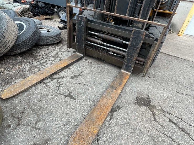 #1395-•-hyundai-10,000lb-pneumatic-diesel-forklift-(04)-image-3