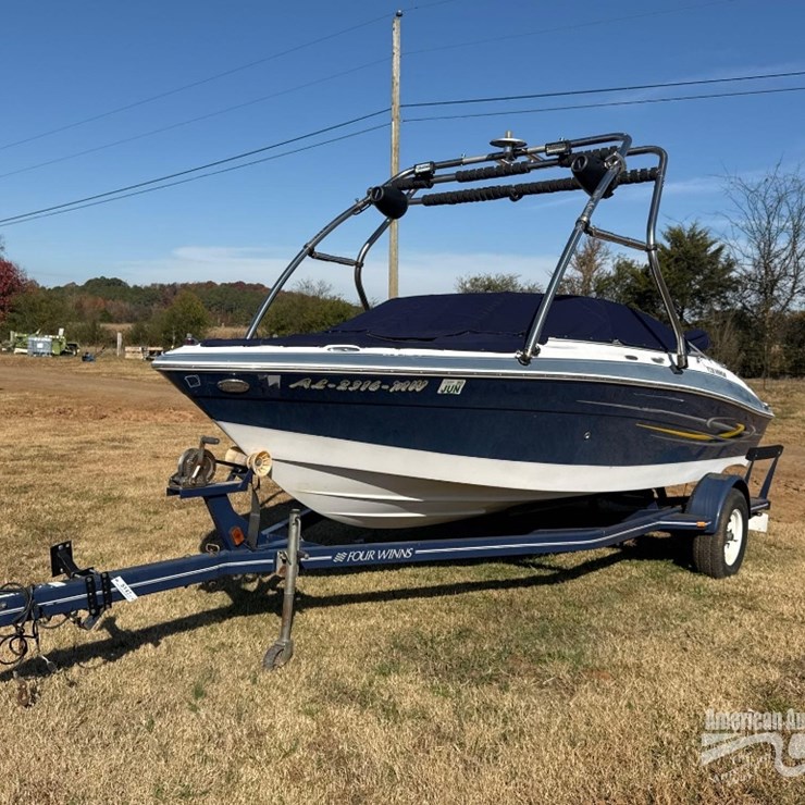 FOUR WINNS SKI BOAT