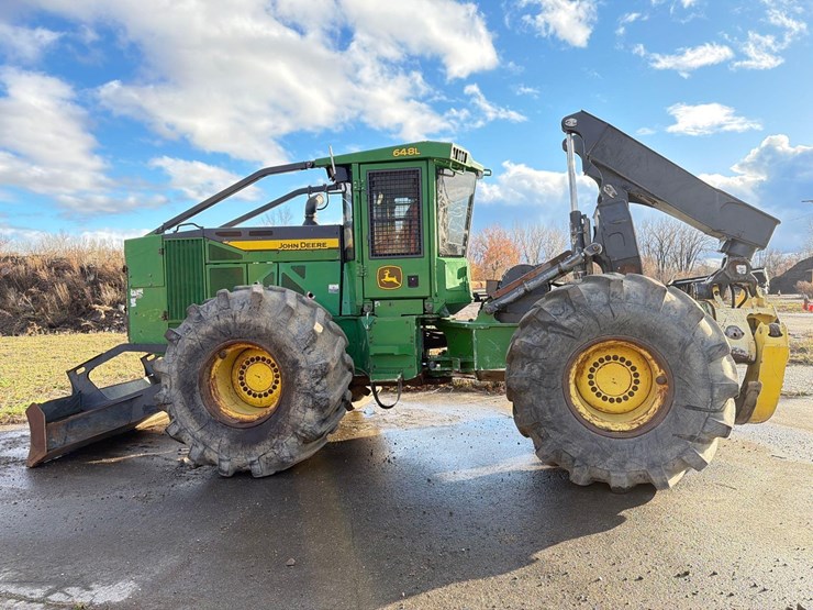 2016-deere-648l-image-1