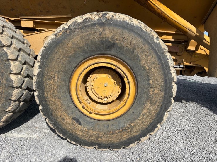 2011-caterpillar-740-image-11