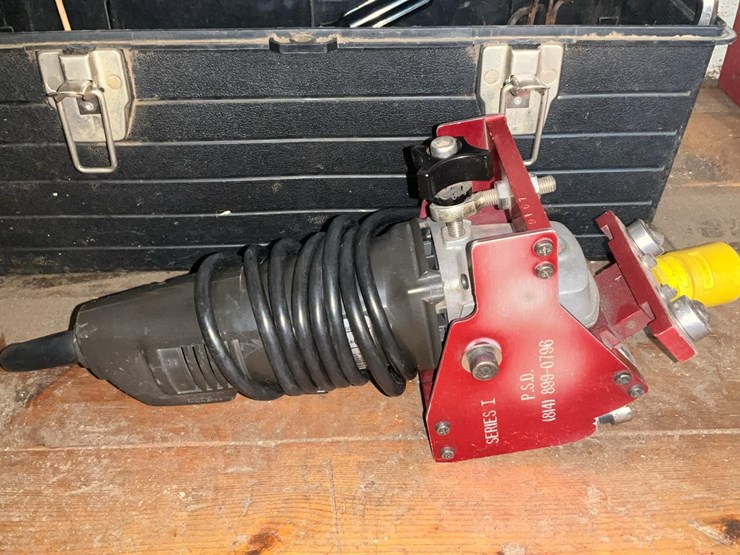 #192-•-series-1-chipper-knive-dresser-image-1