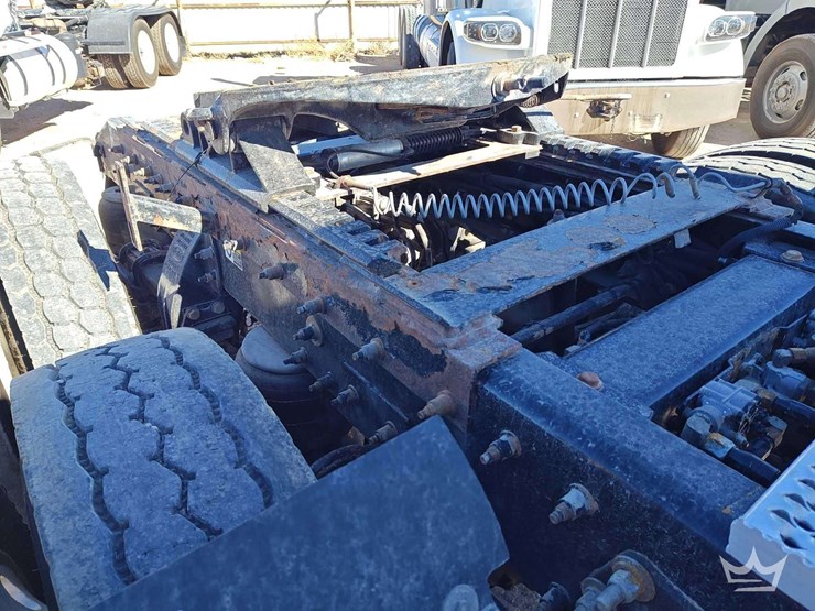 2015-peterbilt-389-image-39