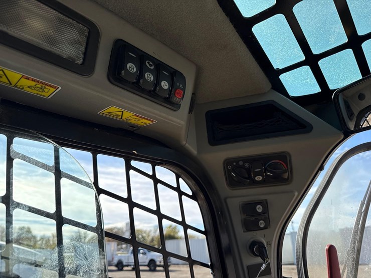 2017-caterpillar-262d-image-11