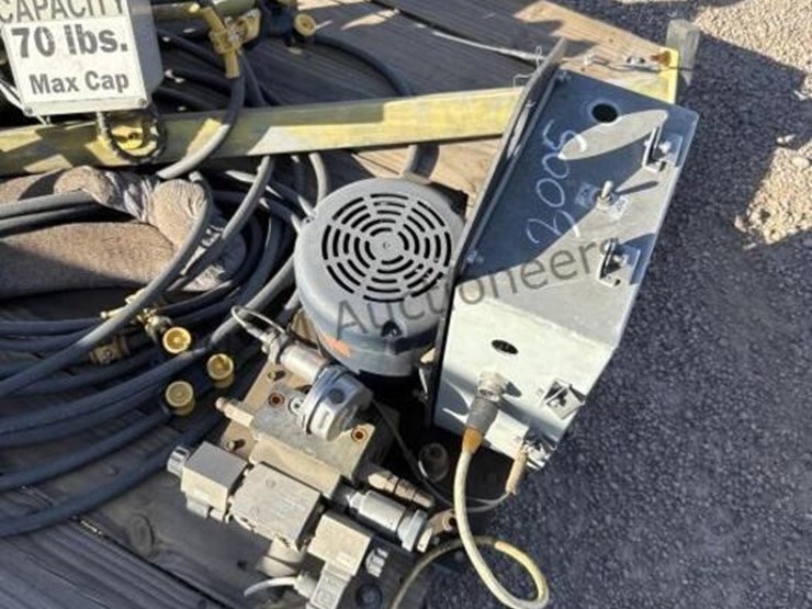 pallet-of-misc-vac-lift-equipment-image-8