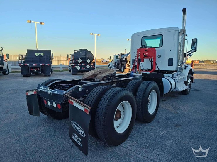 2015-peterbilt-567-image-3