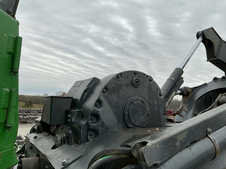 2016-deere-648l-image-46