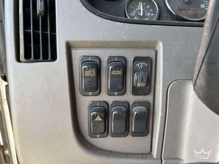 2015-peterbilt-348-image-13