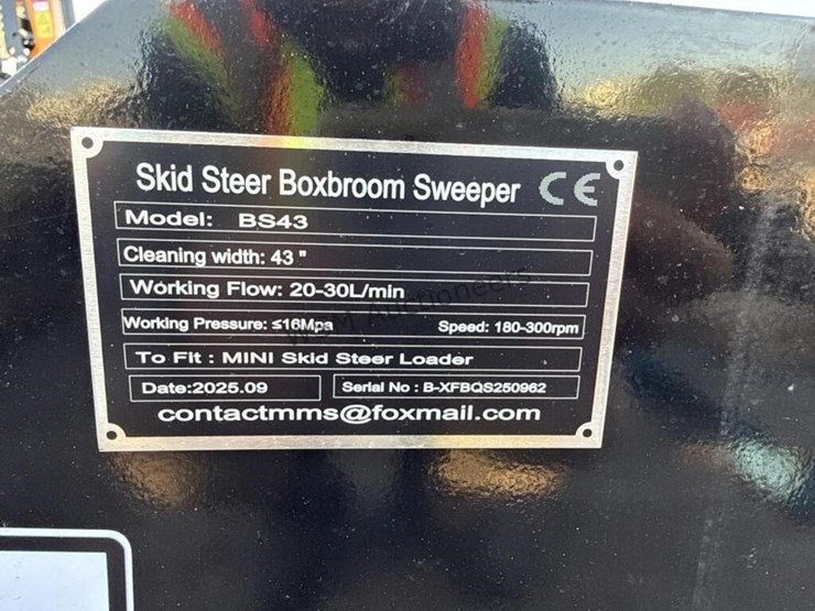 2025-giyi-bs43-boxbroom-for-stand-up-skid-steer-image-5