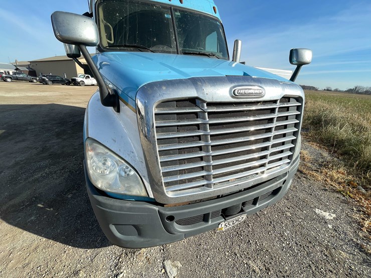 #206-•-2012-freightliner-cascadia-semi-tractor-(title-in-delay)-(denmark,-wi)-image-10