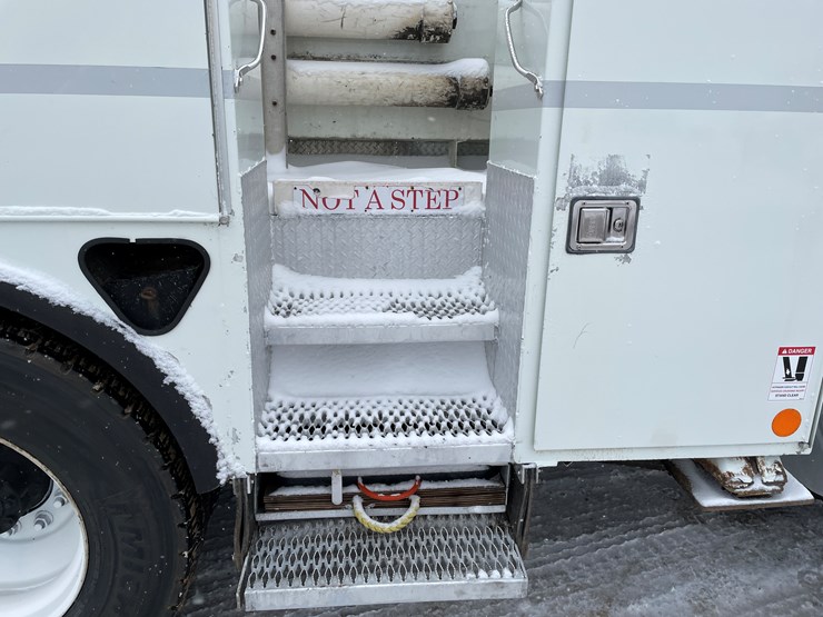 #236-•-2015-international-bucket-truck-(has-wi-title)(mosinee,-wi)-image-25