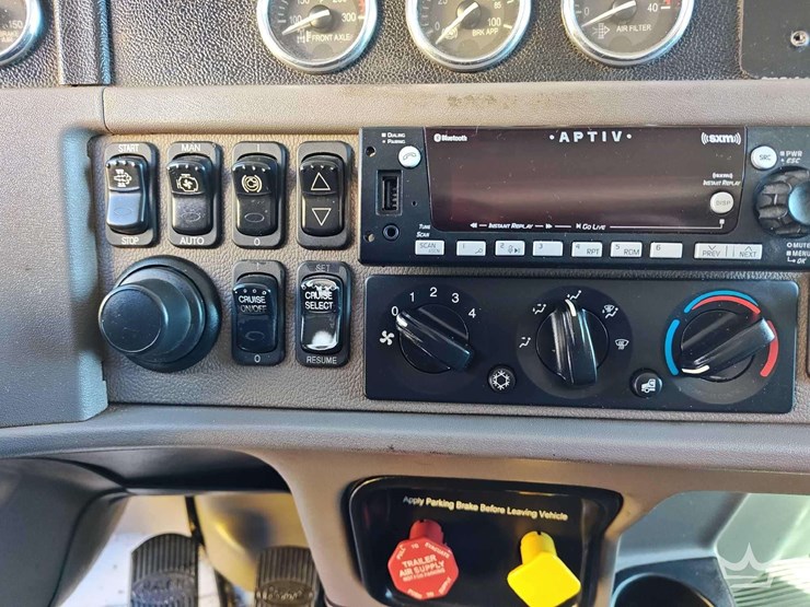 2018-peterbilt-389-image-26