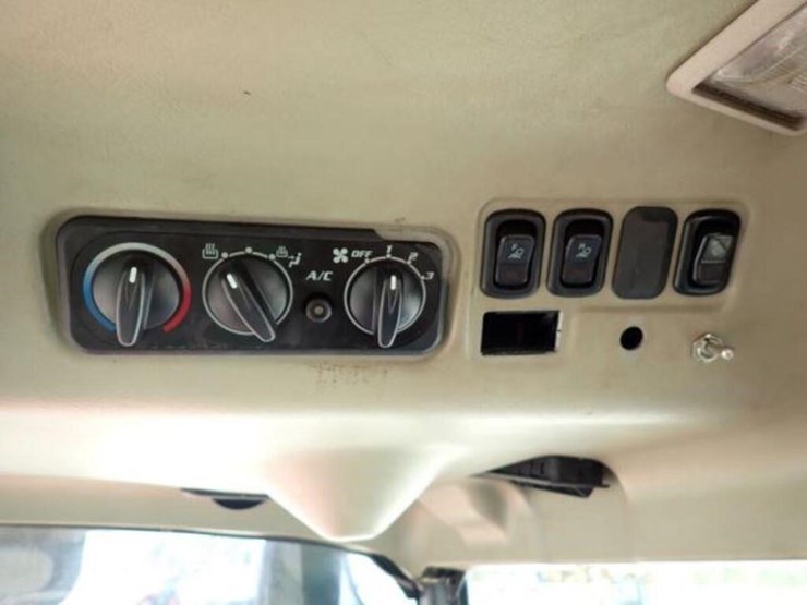 2008-kubota-m7040d-image-22