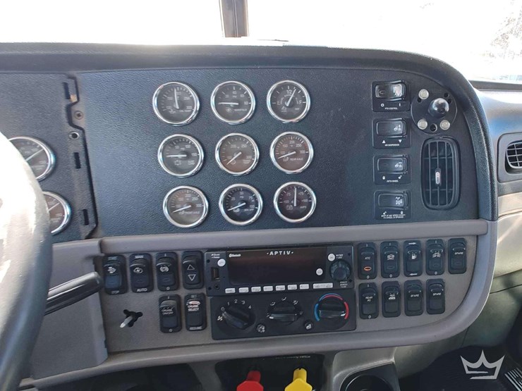 2015-peterbilt-389-image-17