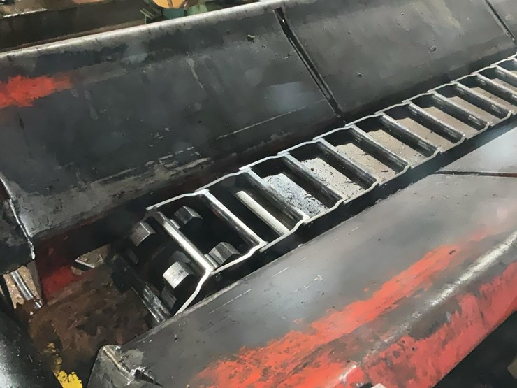 #116-•-morbark-log-trough-w/2way-kickers-image-18