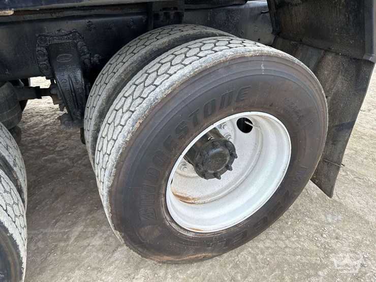 2013-peterbilt-348-image-29