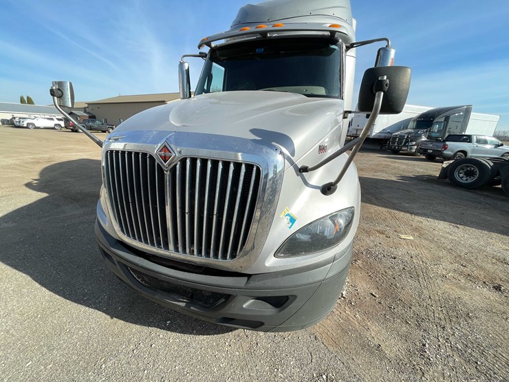 #200-•-2016-international-semi-tractor-(title-in-delay)-(denmark,-wi)-image-9