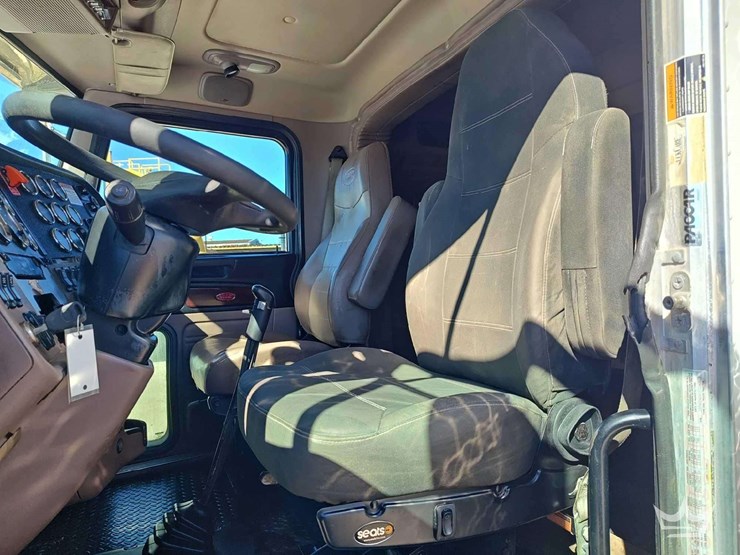 2014-peterbilt-388-image-24