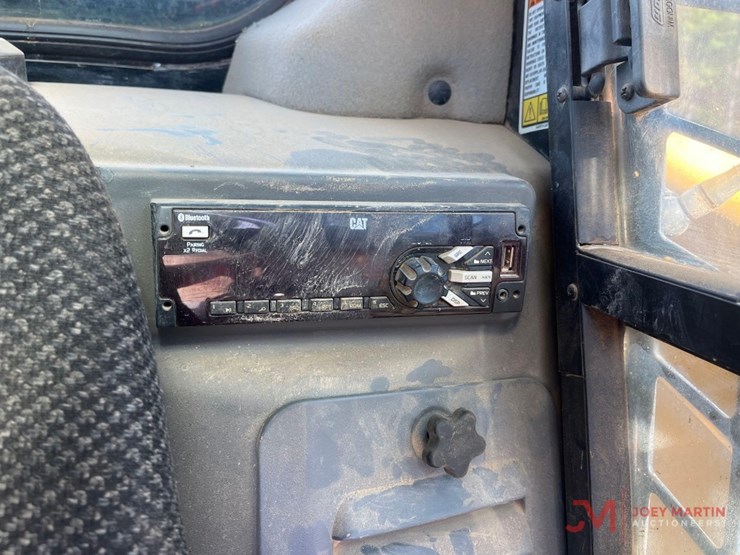 2017-caterpillar-299d-image-19