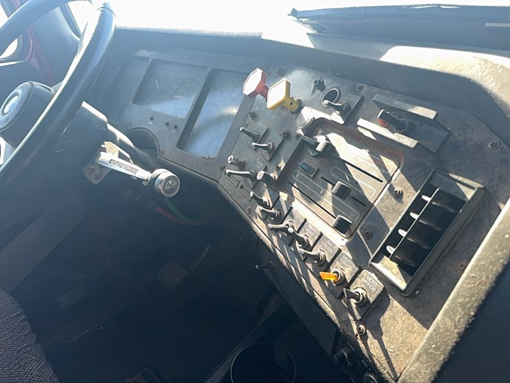 1994-volvo-white-semi-tractor-w/-sleeper,-detroit-diesel,-365hp,-10-speed,-miles-unknown,-*4v1wdbrh1rn679717*-not-running,-no-title-image-23