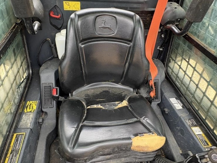 2018-deere-318g-image-11