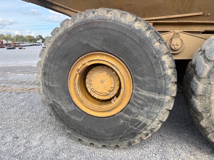 2011-caterpillar-740-image-10