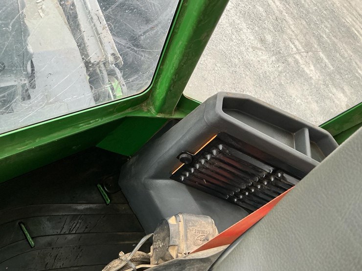 2016-deere-648l-image-22