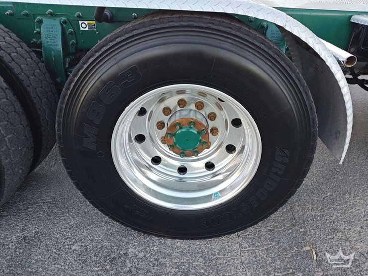 2015-peterbilt-389-image-45