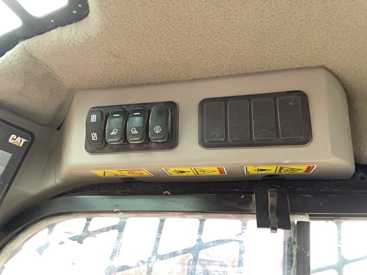 2021-caterpillar-299d3-image-16