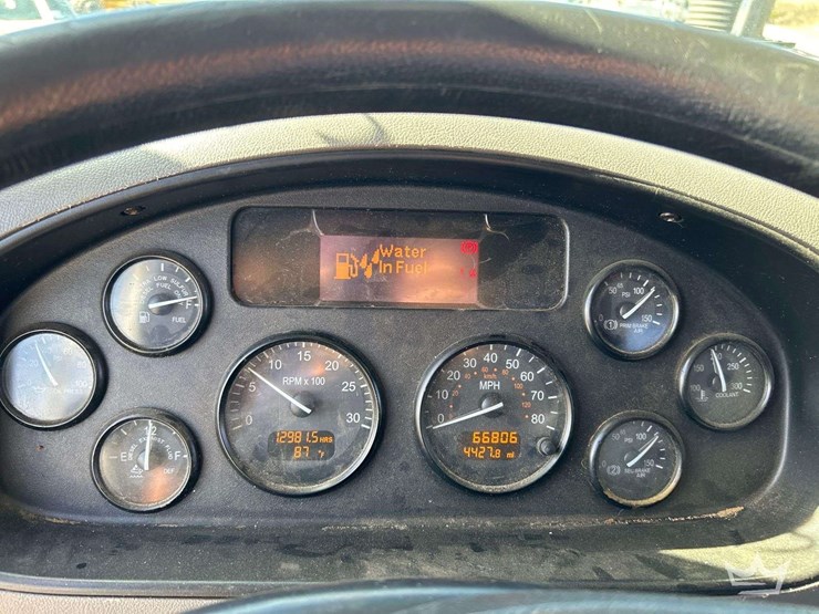 2015-peterbilt-348-image-11