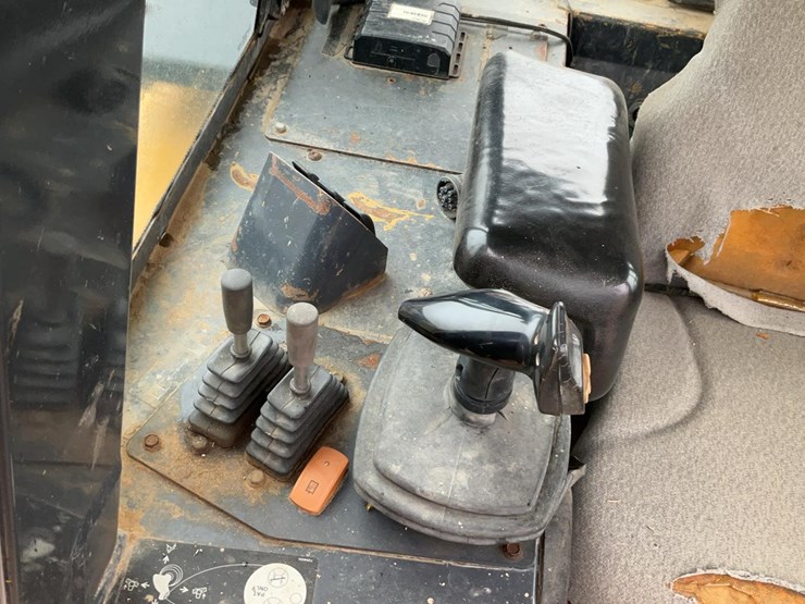 2006-deere-750j-lgp-image-17