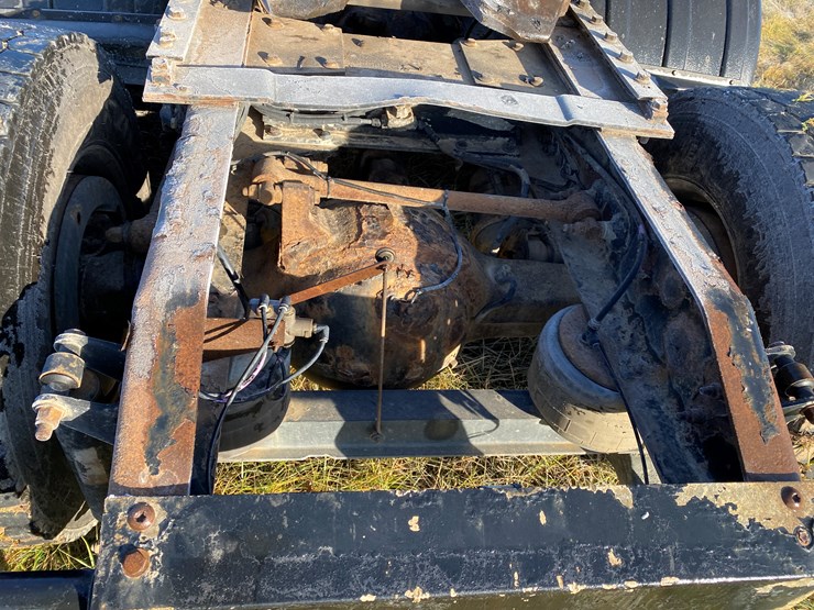 #1012-•-2013-peterbilt-tandem-axle-day-cab-semi-(has-wi-title)-(colfax,-wi)-image-25