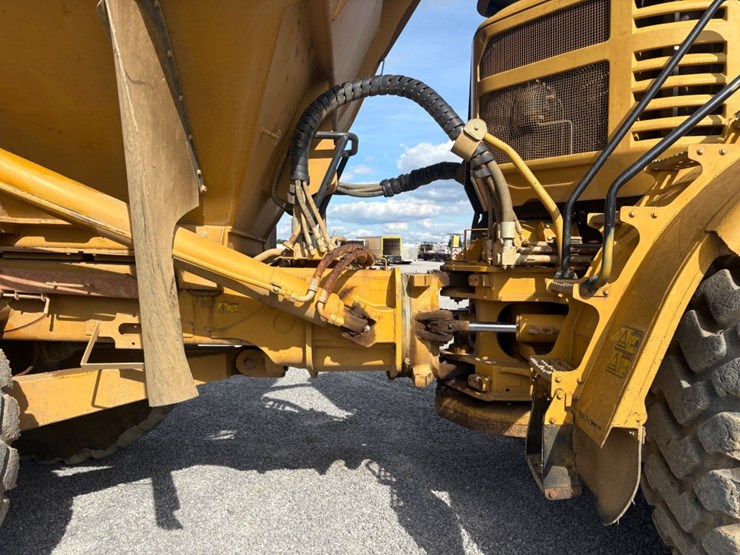 2011-caterpillar-740-image-15