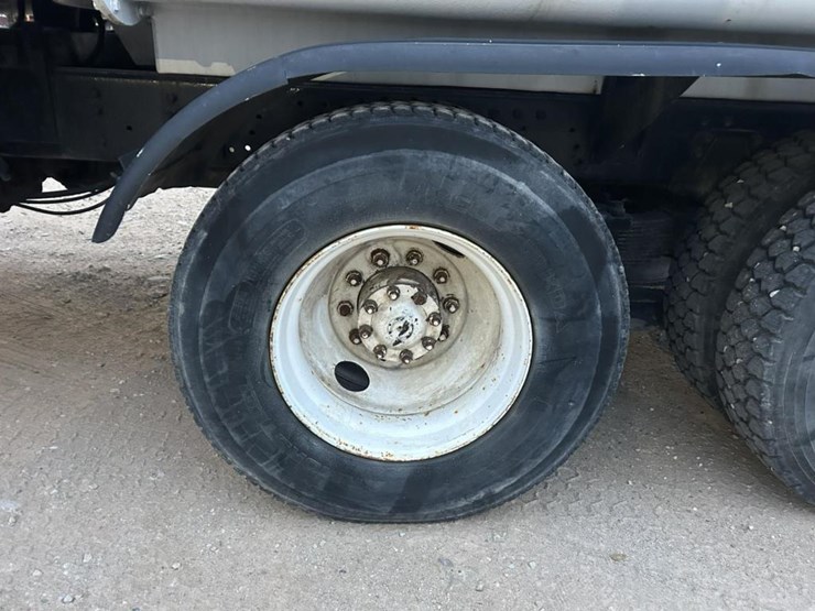 #1432-•-1992-volvo-(white-gmc)-vac-truck-image-93