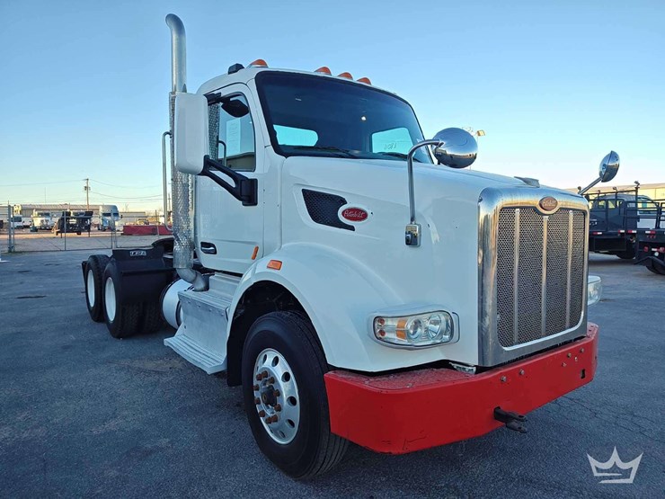 2015-peterbilt-567-image-2