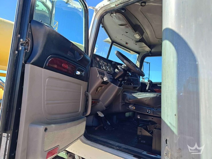 2016-peterbilt-389-image-13